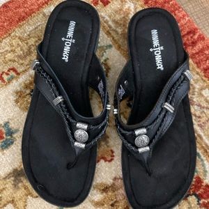 🐾🖤Sz9 MINNETONKA black silver thong sandals🖤🐾